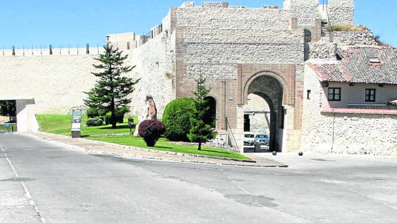 Último tramo de la calle Palacio, que va desde el arco de acceso a la muralla hasta San Martín. M.C.