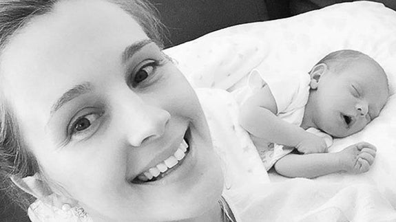 Carlos Baute y Astrid Klisans, en una 'nube' con su pequeño Markuss