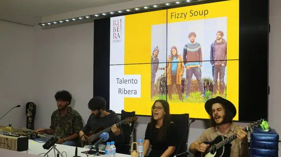 Fizzy Soup, ganadores del concurso Talento Ribera, animaron ayer la rueda de prensa.