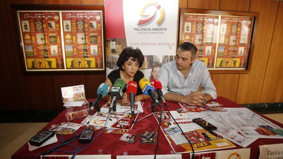María José López, presidenta de Palencia Abierta, y Javier Margareto, representante del Teatro Ortega, durante la presentación.