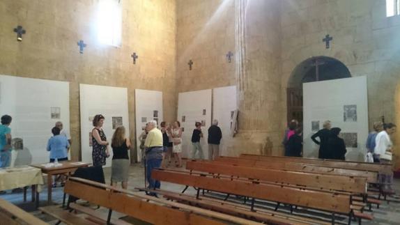 Vecinos de Arcenillas visitan la exposición '300 años con Gallego' en la iglesia de la localidad