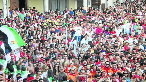 Grupos de peñistas durante el pregón de las fiestas de 2015. 