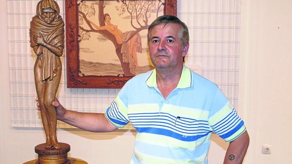 José Casas Pinillos, junto a una de sus esculturas. C. Catalina
