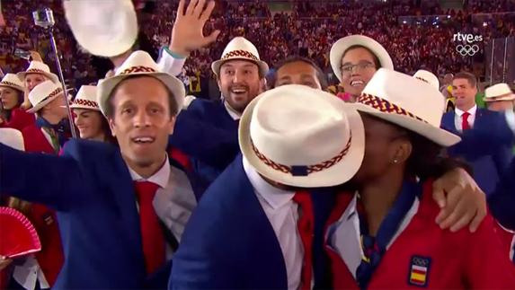 El jugador español de rugby Ignacio Martín, 'Iggy' y Juliet Itoya, saltadora de longitud, se besan duranet la ceremonia de inauguración de los JJOO. 
