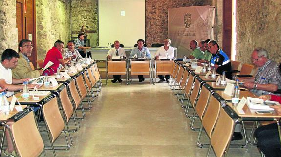 Los miembros de la Junta de Seguridad Ciudadana, durante la reunión en el Palacio Pedro I. 