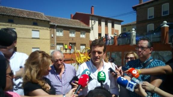 Pablo Casado atiende a los periodistas en Castrillo de Villavega. 