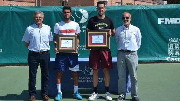 Pablo Muñoz y Ricardo Villacorta posan con los trofeos entre Francisco Alonso y Manuel Antón. 