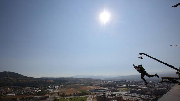 Prueba del campeonato del Mundo de salto base que se celebra en la torre del bariio de 'La Rosaleda' en Ponferrada