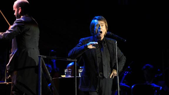 Raphael, en un momento de su actuación de anoche en La Granja. 