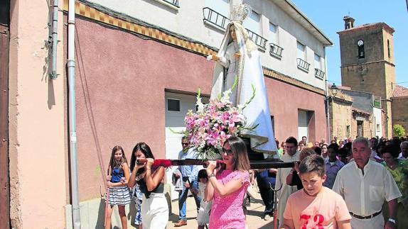 Procesión con la Virgen de la Asunción, patrona de Cantalpino, por las calles del municipio.