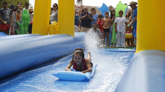 Una niña se desliza por el tobogán. 