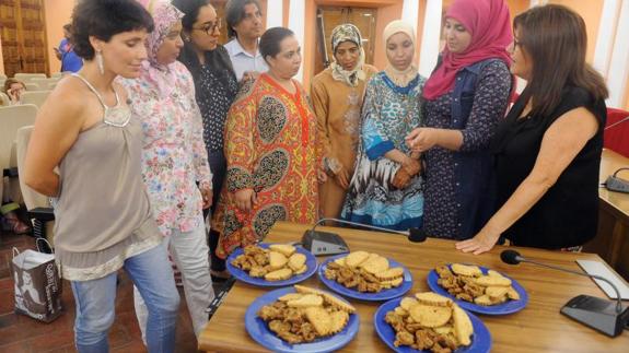 Representantes del Centro de Formación Amal muestran varios platos en Medina.