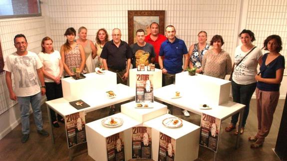 Representantes de los establecimientos hosteleros participantes en el Certamen del Pincho Piñonero con los pinchos a concurso.