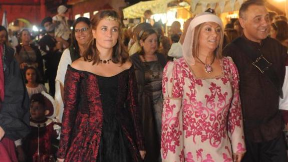 Rocío Mozo, aposentadora mayor, y Teresa López, alcaldesa de Medina, durante el desfile por las calles de la localidad.