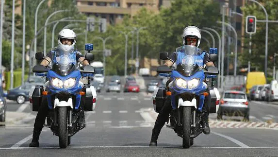 Dos motoristas de la Policía Local patrullan por Parquesol. 