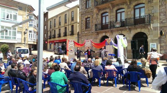 Momento de una de las actuaciones del programa ‘De Juglares, Trovadores y Comediantes del siglo XXI’, que llega a Torquemada.