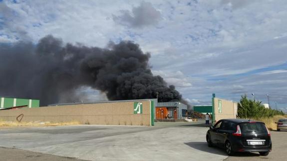 Incendio en la empresa Jesús Santos, de Villanubla.