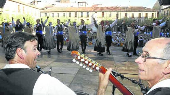 Actuación del grupo Villa de Madridejos de Toledo en el festival Concejo Folk.
