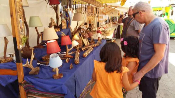 Uno de los puestos artesanos del Mercado de la Feria Renacentista de Medina.