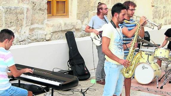 Integrantes de Gumbo Jazz Quintet, en la actuación.