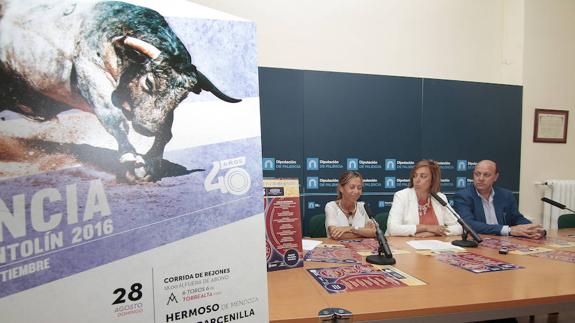 Presentación del programa de actividades para conmemorar el 40 aniversario de la Plaza de Toros en la Diputación.