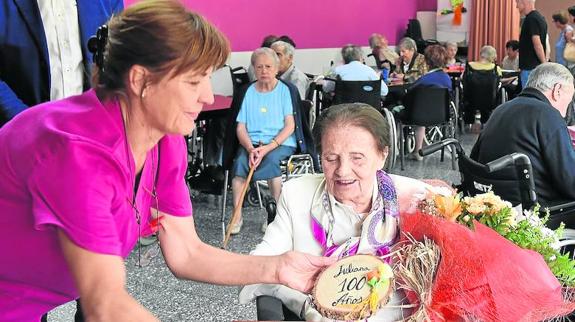 Juliana Aguilar recibiendo la placa por su centésimo cumpleaños.