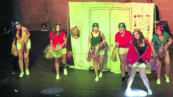 Uno de los grupos participantes en la noche más musical de los festejos en honor a San Roque en Macotera.