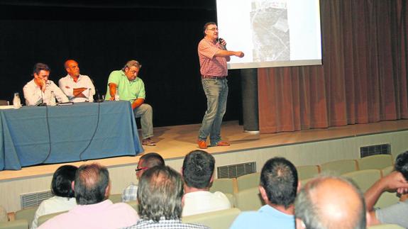 Luis Senovilla explica a los asistentes a la reunión cómo se hará el recorrido del encierro. M. R.