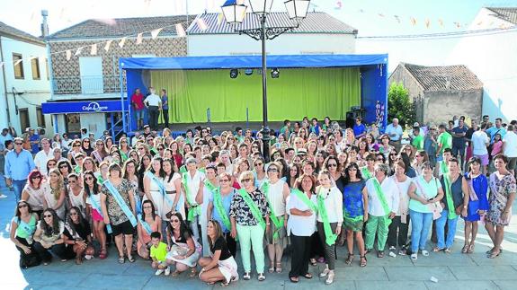 Fotografía de todas las participantes del encuentro de damas que se celebró ayer en Ledrada en el marco de las fiestas.