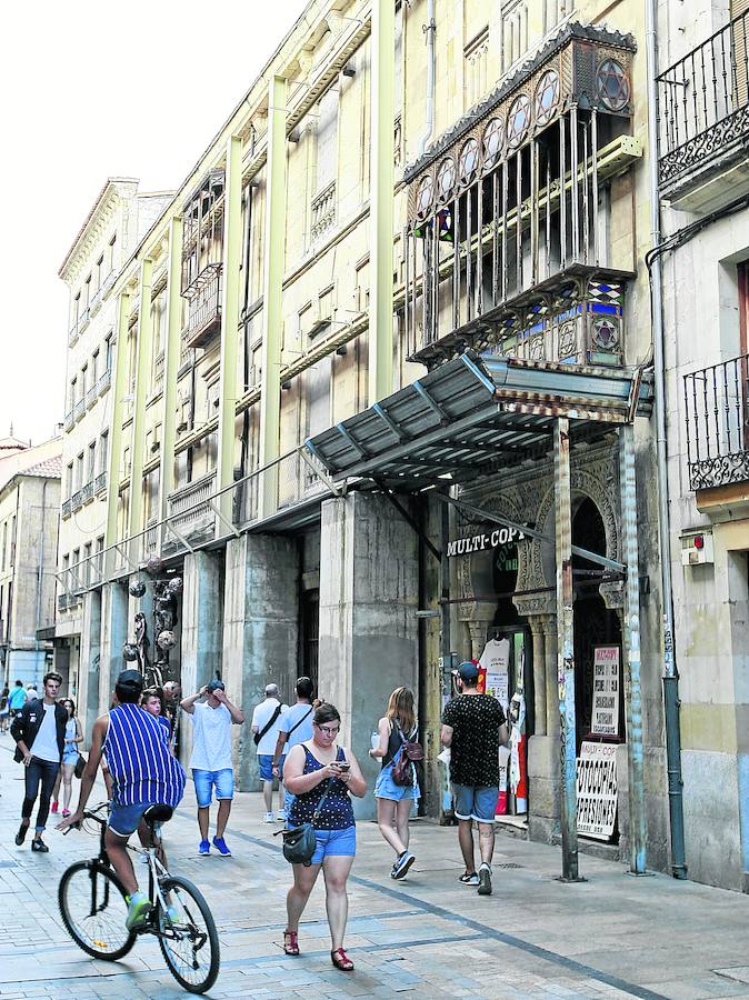 Los turistas pasean al lado del edificio situado en el número 17 de la calle de la Rúa Mayor. 