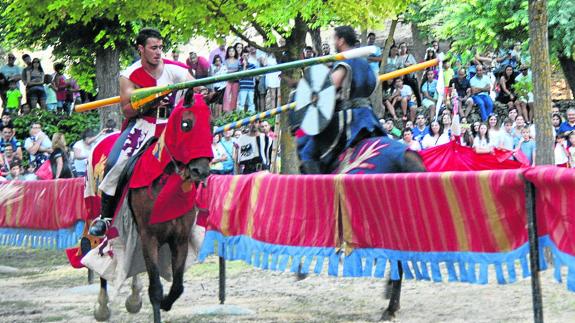 El público observa uno de los combates a caballo. 