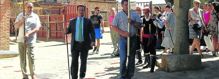 El alcalde, segundo por la izquierda, porta la vara de mayordomo durante la procesión. 