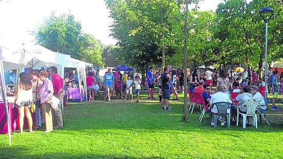 Vistantes de la feria. 