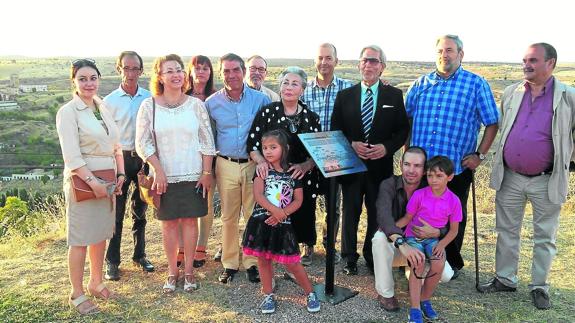 Familiares del pintor posan junto a representantes municipales en el mirador.