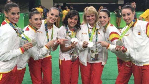 La palentina Sara Bayón, con la otra entrenadora y las gimnastas.