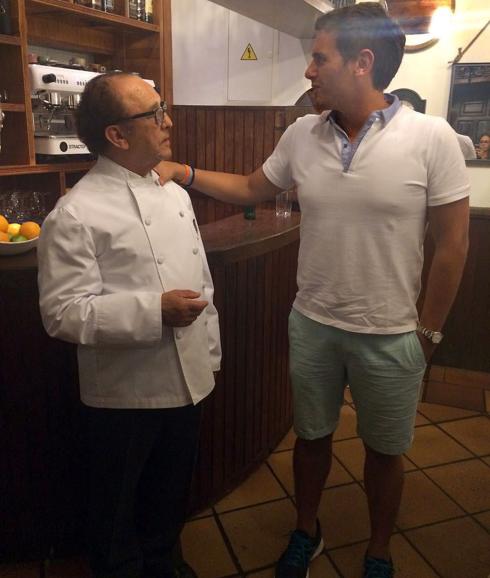 Albert Rivera, en bermudas, charlando con José María Ruiz. 
