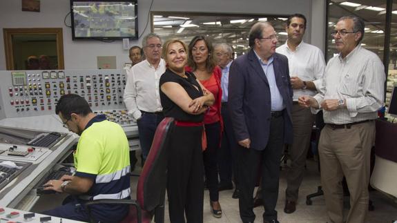 Juan Vicente Herrera en el centro junto al gerente de Cobadu, Rafael Sánchez; la vicepresidenta de la Junta, Rosa Valdeón, a su izquierda, y la consejera de Agricultura, Milagros Marcos, además de otras autoridades locales durante su visita a Cobadu.