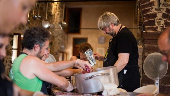 Alfonso García, junto a otros voluntarios, en la cocina de la ONG Zaporeak Proiektua, en la isla de Chíos (Grecia). 