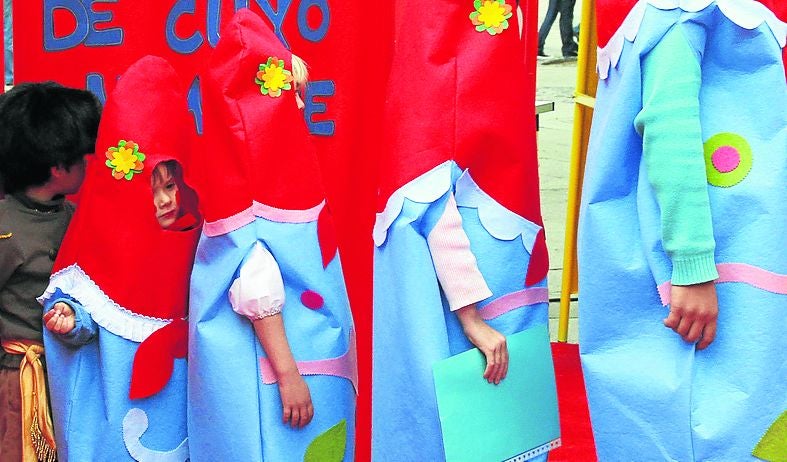 Niños disfrazados de matrioskas, en el Taller Municipal de Lectura, con motivo del Día del Libro. 