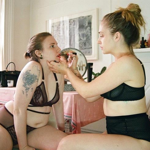 Lena Dunham y Jemima Kirke posan en ropa interior sin Photoshop