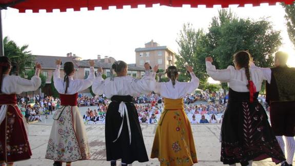 Festival de danzas en Laguna de Duero.