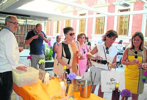 Varias personas degustan el vermú.