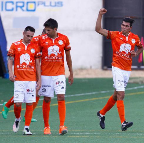 Los jugadores de Unionistas celebran uno de los goles ante el Villaralbo. 