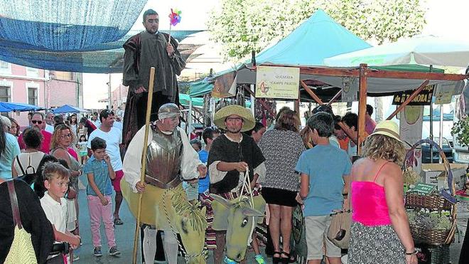 Personajes cervantinos animaron la Feria Castellana de Cantalapiedra por la tarde. 