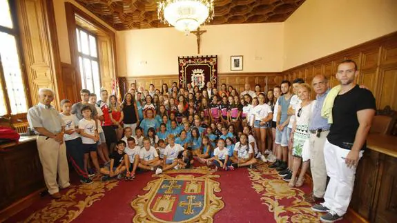 Sara Bayón con los asistentes al homenaje en el salón de plenos del Ayuntamiento esta mañana.