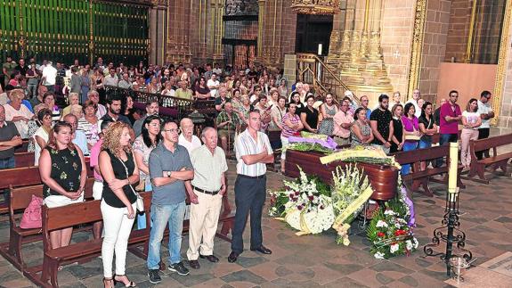 Los vecinos de Plasencia acudieron en la mañana de ayer de forma multitudinaria al funeral por la muerte de Emiliano Martín Casares para despedir a uno de los vecinos más queridos. 