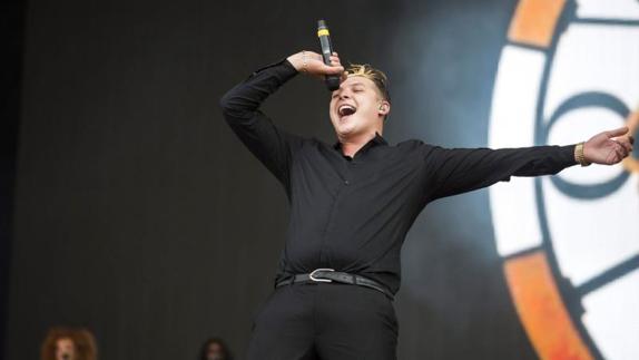 El cantante británico John Newman actúa en el escenario de la isla de Óbuda durante el 24º Festival Sziget en Budapest, Hungría.