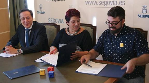 José Bayón, Clara Luquero y José Luis Farias, en la firma del convenio.