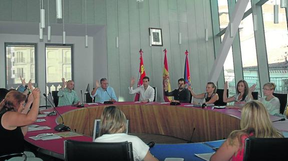 Una votación durante el primer pleno celebrado en el nuevo Ayuntamiento de Guijuelo.