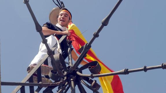 David Fernández, de la Peña El Resacón, pone la bandera en lo alto de la Colegiata de Medina del Campo.
